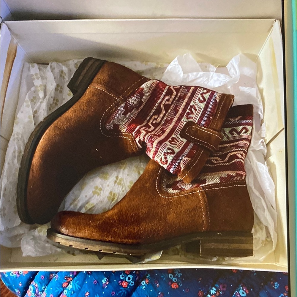 Bash Coffee and Red Patterned Boots, 7W